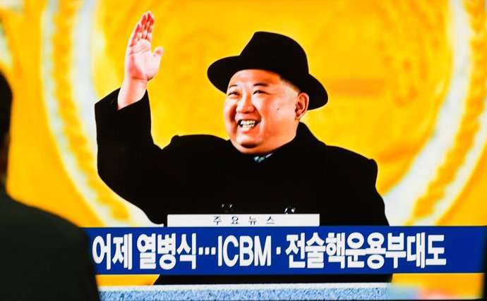 Archivo - February 9, 2023, Seoul, South Korea: People watch a television screen  at Yongsan railway station in Seoul showing a news broadcast with North Korean leader KIM JONG-UN attending a military parade held in Pyongyang to mark the 75th founding a
