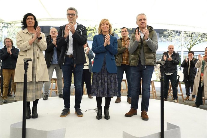 El lehendakari, Iñigo Urkullu, junto a la candidata del PNV a diputada general de Gipuzkoa, Eider Mendoza, el candidato a la Alcaldía tolosarra, Xarles Iturbe, y la actual alcaldesa de Tolosa, Olatz Peón, candidata a Juntas Generales.