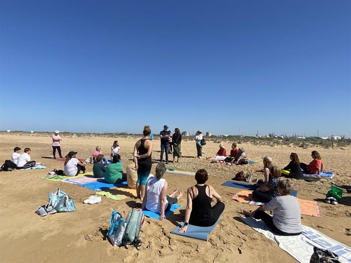 Jornada de respiro para cuidadores de pacientes con Alzheimer en la Playa del Espigón, en Huelva capital.