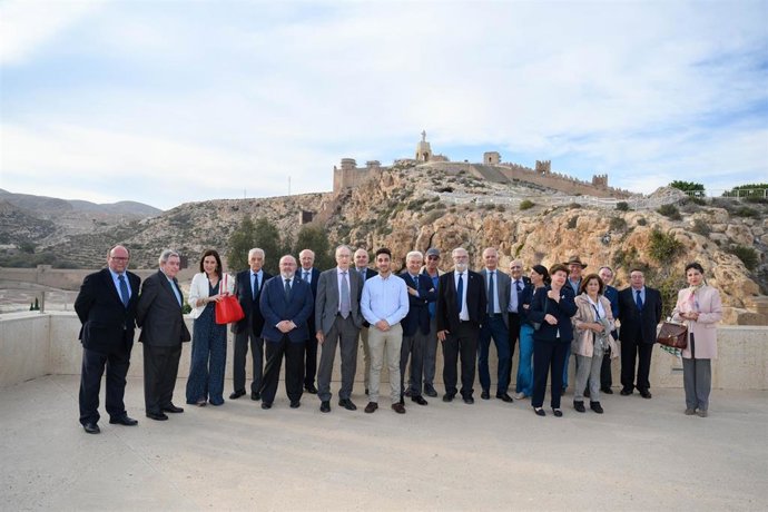 Foto de familia en Almería capital de los miembros del Instituto de Academias Andaluzas.