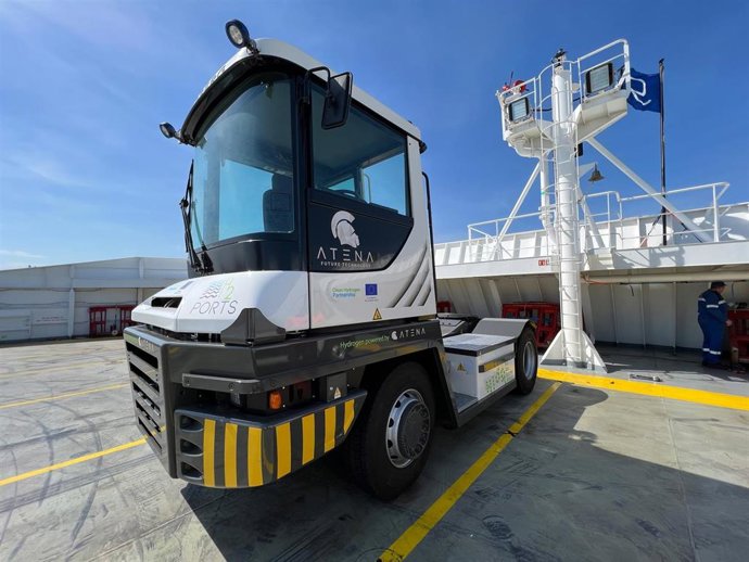 El Tractor de Terminal de hidrógeno del proyecto H2PORTS desembarca en el Puerto de Valncia