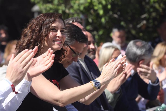 El secretario general del Partido Popular de Madrid, Alfonso Serrano (2i), y la presidenta de la Comunidad de Madrid, Isabel Díaz Ayuso (1i), durante un acto de precampaña del PP, para presentar a los candidatos a la alcaldías de la zona norte, en el Pa