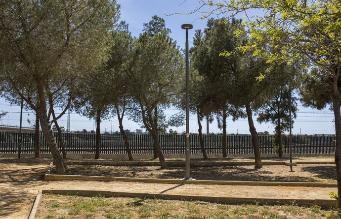 Se han instalado 38 luminarias nuevas en el parque Luis Cordero Bel de la barriada onubense del Matadero.