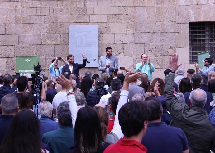 El portavoz del Grupo Parlamentario VOX en el Congreso, Iván Espinosa de los Monteros, junto José Ángel Antelo y Luis Gestoso en Murcia
