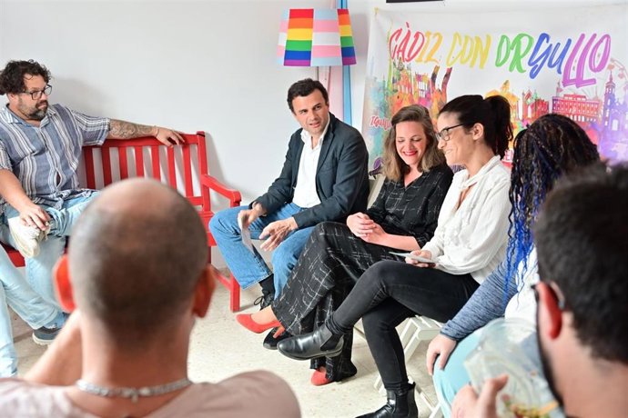 El candidato del PP a la Alcaldía de Cádiz, Bruno García, se ha reunido con la Asociación Aghois LGTBIQ+ Cádiz.