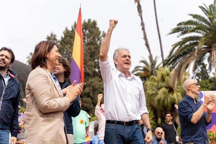 El vicepresidente segundo del Consell y candidato a la Presidencia de la Generalitat, Héctor Illueca, y la coordinadora de Esquerra Unida, Rosa Pérez Garijo, en el acto de presentación de la candidatura autonómica y municipal