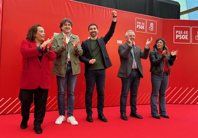 Acto del PSE-EE en Errenteria con su líder, Eneko Andueza.