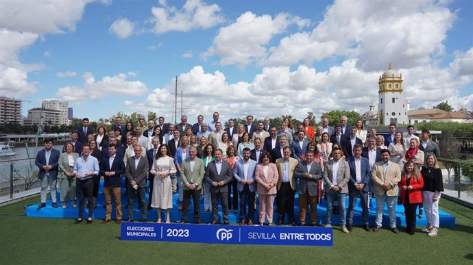 Foto de familia de los candidatos del PP a las municipales del próximo 28 de mayo en la provincia de Sevilla.