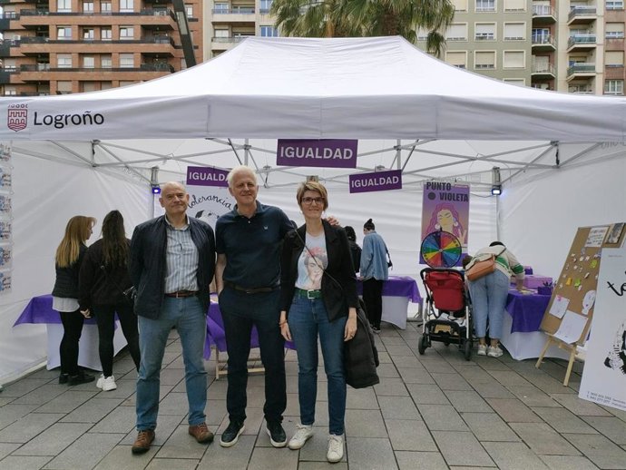 El alcalde de Logroño, Pablo Hermoso de Mendoza, y la concejala de Igualdad, Eva Tobías, han visitado el Punto Violenta ubicado en Gran Vía con Daniel Trevijano