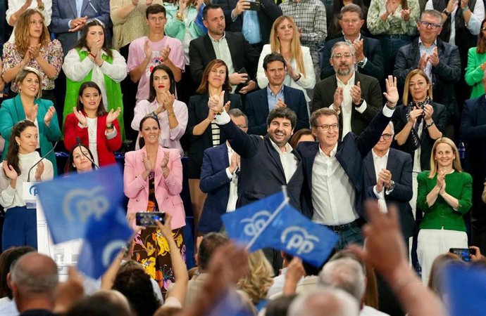 El presidente del PP, Alberto Núñez Feijóo, y el presidente de Murcia, Fernando López Miras, en un mitin. 