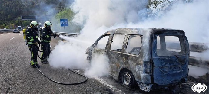 Extinción de incendio en un vehículo en Villaviciosa