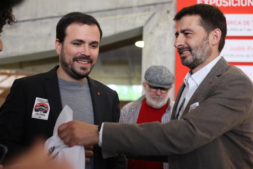 El ministro de Consumo y coordinador general de IU, Alberto Garzón (i), y el candidato de IU a la Presidencia de Aragón, Álvaro Sanz (d), durante un acto de precampaña en Zaragoza, Aragón (España).