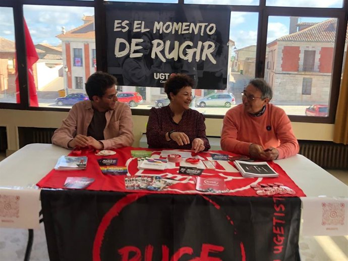 El alcalde de Villalar, Luis Alonso; la secretaria ejecutiva de ugtcyl responsable del área de juventud, Sonia González, y el portavoz de Ruge CyL, Francisco Martín, durante la presentación de 'Mujeres silenciadas de la historia'