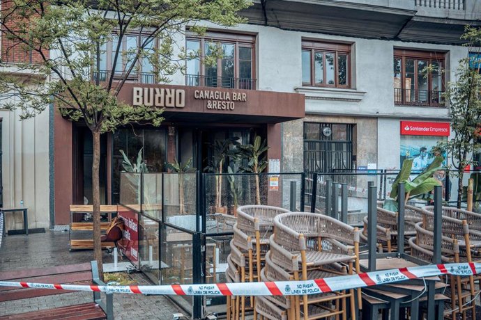 Restaurante 'Burro Canaglia Bar&Resto' precintado por un incendio, en la plaza de Manuel Becerra, a 22 de abril de 2023, en Madrid (España). Dos personas han fallecido y otras diez han resultado heridas, seis de ellas graves y cuatro leves, en un incend