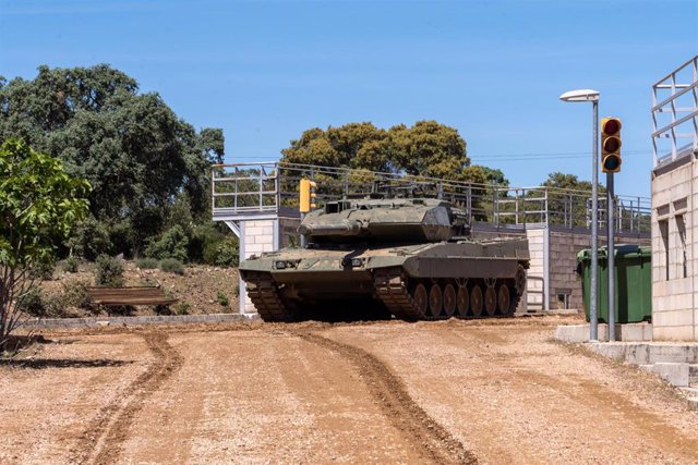 Maniobras del carro de combate Leopard, a 13 de abril de 2023, en Córdoba, (Andalucía, España). La ministra de Defensa, Margarita Robles, visita la Brigada 'Guzmán el Bueno' para conocer el resultado de las pruebas de validación realizadas a los seis carr