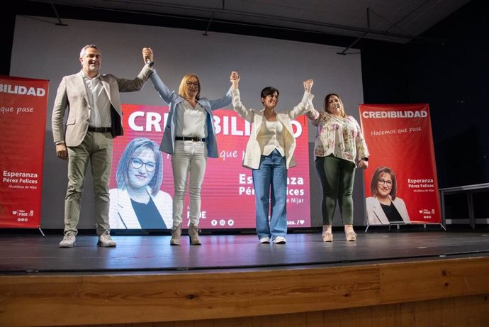 La ministra portavoz del Gobierno de España, Isabel Rodríguez, segundo por la derecha, en el acto de presentación de la candidata socialista a la Alcaldía de Níjar, en Almería.