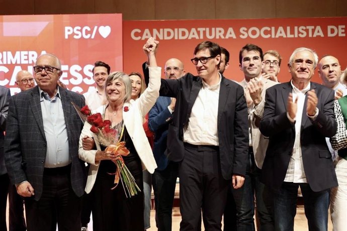 El primer secretario del PSC, Salvador Illa, junto a la alcaldable del PSC en Terrassa, Eva Candela, en la presentación de su candidatura.
