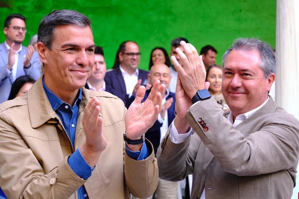 El secretario general del PSOE y presidente del Gobierno de España, Pedro Sánchez, en Úbeda con el secretario general del PSOE de Andalucía, Juan Espadas.