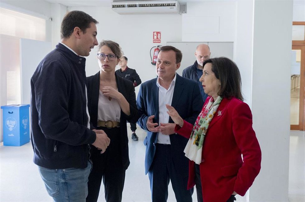 (I-D) El secretario general del PSOE-M y candidato a la Presidencia de la Comunidad, Juan Lobato, la primera teniente de alcalde de Coslada, Charo Arroyo, el alcalde de Coslada, Ángel Viveros Gutiérrez y la ministra de Defensa, Margarita Robles, en un