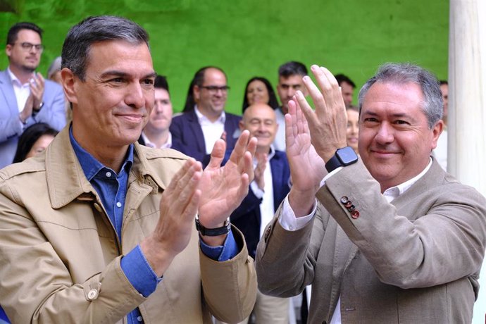 El presidente del Gobierno de España y secretario general del PSOE, Pedro Sánchez, junto al secretario general del PSOE de Andalucía y portavoz del Grupo Parlamentario Socialista, Juan Espadas