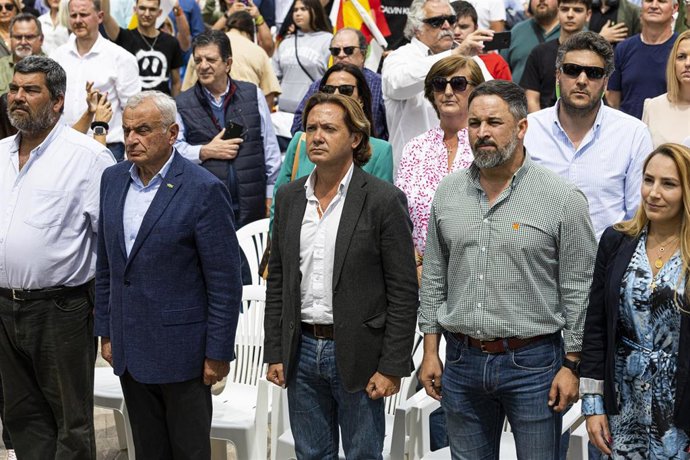 El presidente de Vox, Santiago Abascal (2d), y el de Vox Baleares, Jorge Campos (c), durante un acto de precampaña, en el Parc de sa Feixina