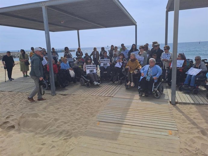 Protestantes en la playa de la Nova Icaria de Barcelona