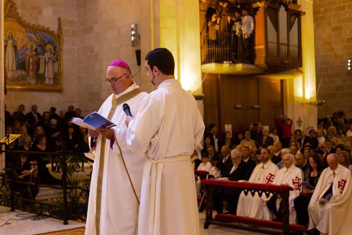El nuevo obispo de Menorca, Gerard Villalonga Hellín (i), durante su ordenación episcopal, en la Catedral Basílica, a 22 de abril de 2023, en Menorca, Baleares (España).