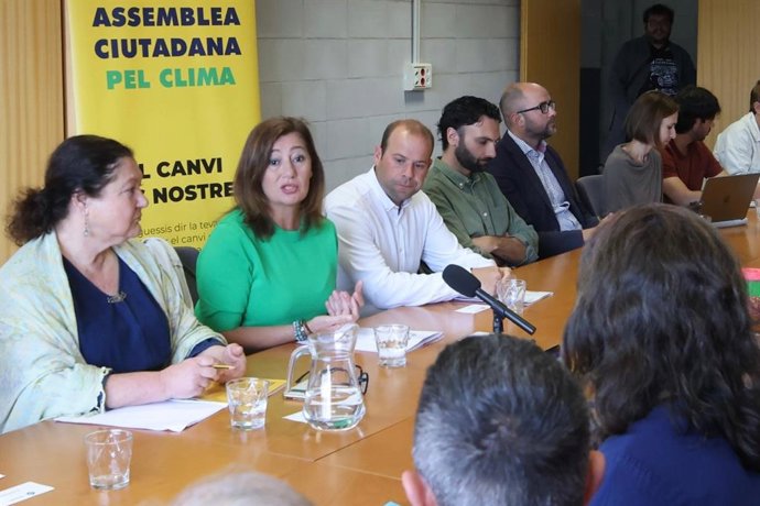 La presidenta del Govern, Francina Armengol; el conseller de Medio Ambiente y Territorio, Miquel Mir, y la consellera de Agricultura, Pesca y Alimentación, se reúnen con los representantes de la Asamblea Ciudadana por el Clima de Mallorca