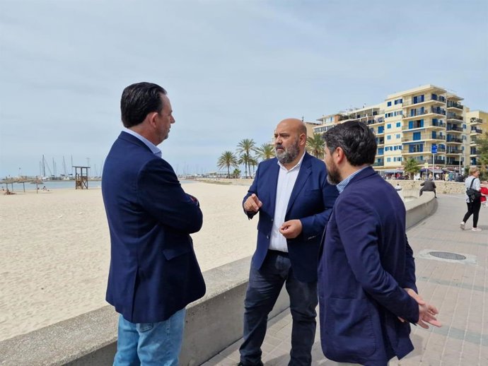 El candidato del PP a la alcaldía de Palma, Jaime Martínez, en la Playa de Palma