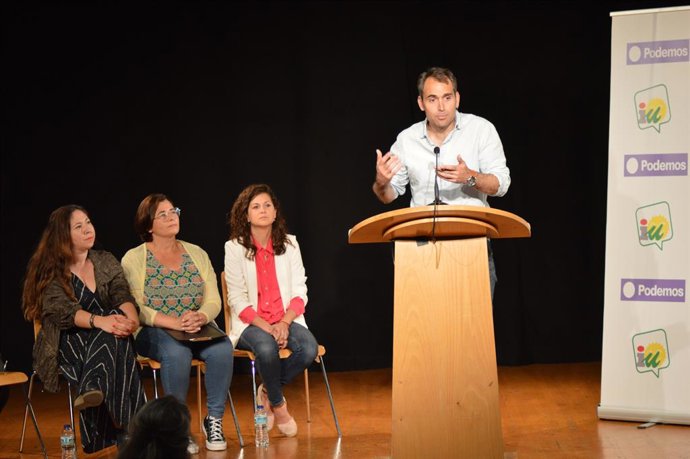 Toni Valero, en el acto de presentación de la candidatura de IU-Podemos a la Alcaldía de Roquetas de Mar.