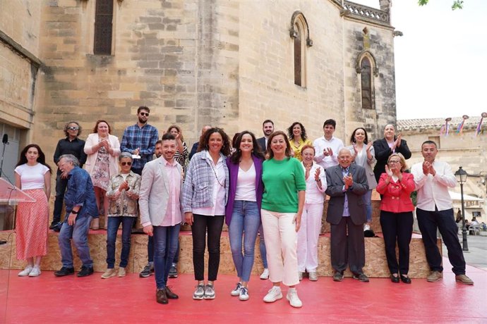 La scretaria general del PSIB-PSOE, Francina Armengol, y la secretaria general de la Federación Socialista de Mallorca, Catalina Cladera, arropan a la candidata socialista a la alcaldía de Manacor, Núria Hinojosa.