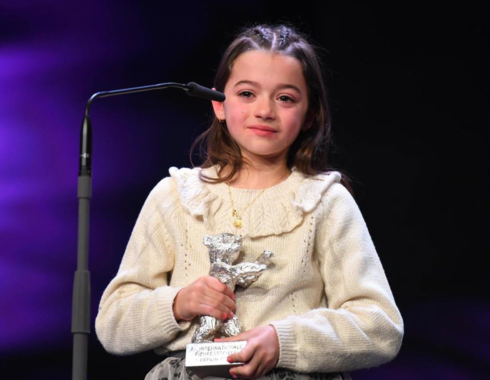 Archivo -  Sofia Otero, recoge el Oso de Oro en la Berlinale.