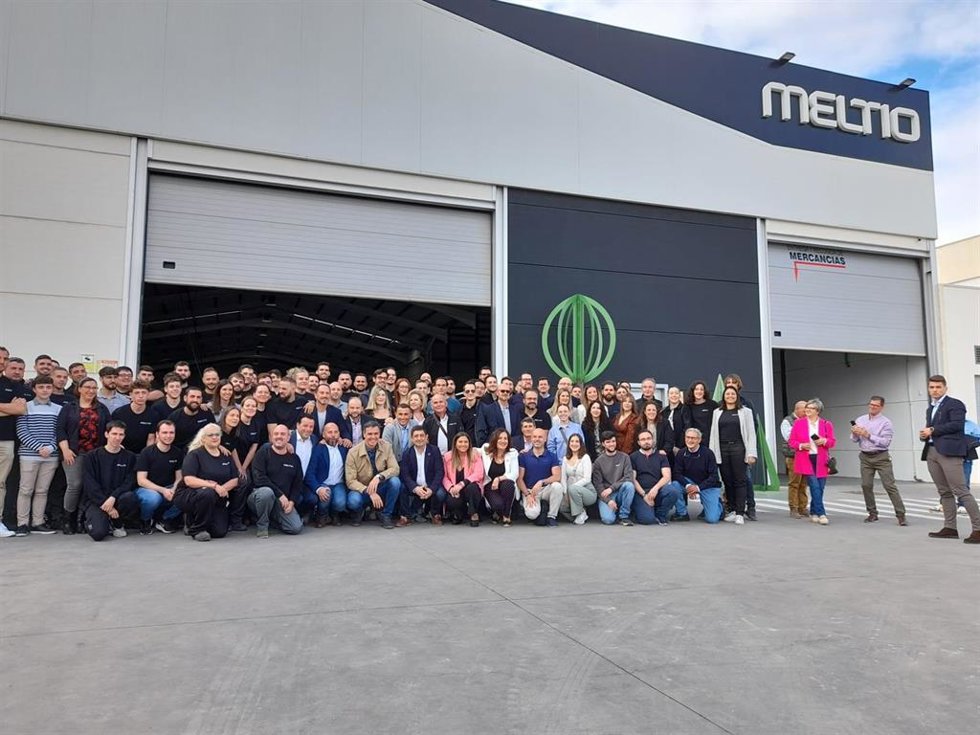 Foto de familia de la plantilla de Meltio con el presdente del Gobierno, Pedro Sánchez, y el presidente de la Diputación, Francisco Reyes