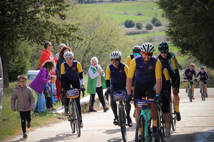 Imágenes de 'Pedalovida' en su primer avituallamiento en Abejar