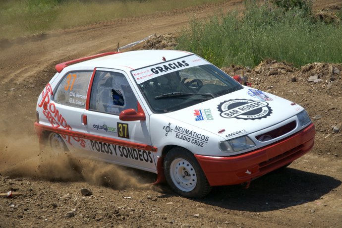 Un coche en un rallye.