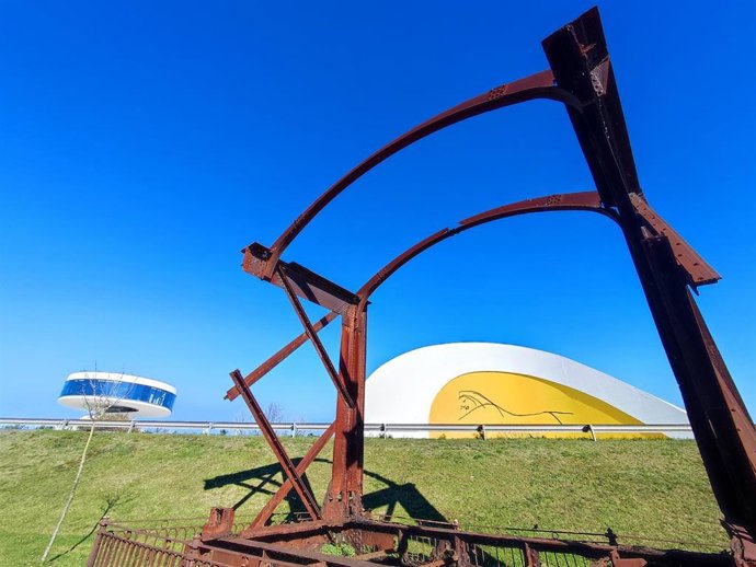 Archivo - Antiguo puente de San Sebastián desde el paseo de la Ría con el Centro Niemeyer de Avilés al fondo