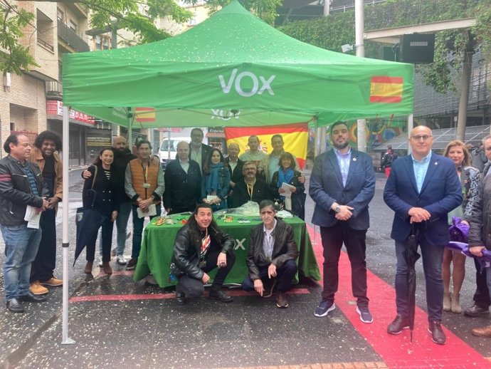 Julio Calvo y Santiago Morón visitan la calle Delicias en Zaragoza y constatan el abandono del edificio del Jardín Vertical.