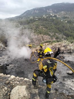 Efectivos del Ibanat trabajando en la extinción del incendio forestal declarado en la zona de Es Murtera en Dei (Mallorca)