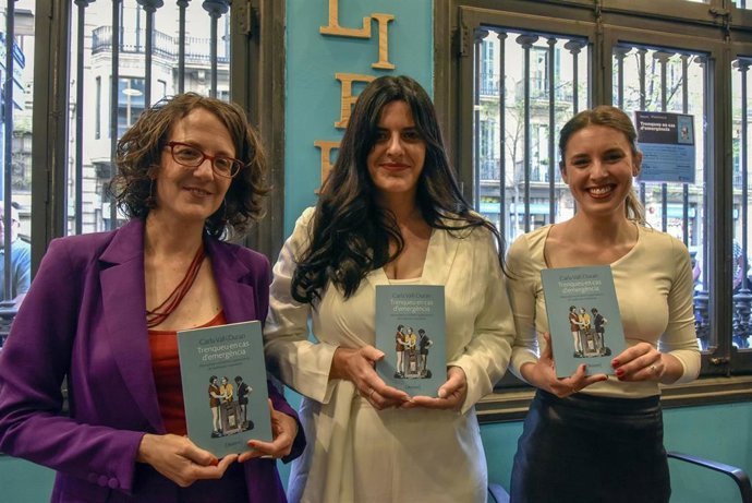 (I-D) La consellera de Igualdad y Feminismos, Tnia Verge, la abogada Carla Vall, y la ministra de Igualdad, Irene Montero, durante la presentación del libro Trenqueu en cas demergncia , en la librería Alibri, a 22 de abril de 2023, en Barcelona.