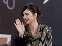 Paz Vega defiende -y luce como nadie- un traje sastre cargado de lentejuelas y plumas... ¡brillante!