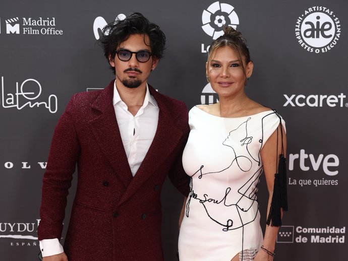 IVONNE Y SU HIJO, ALEJANDRO REYES, EN LOS PREMIOS PLATINO 2023