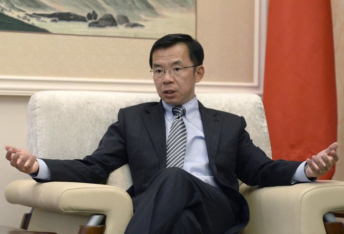 Archivo - May 24, 2018 - Ottawa, on, Canada - Ambassador of China to Canada Lu Shaye speaks during an interview with the Canadian Press at the Embassy of the People's Republic of China in Ottawa on May 24, 2018. Canada's trade minister is downplaying th