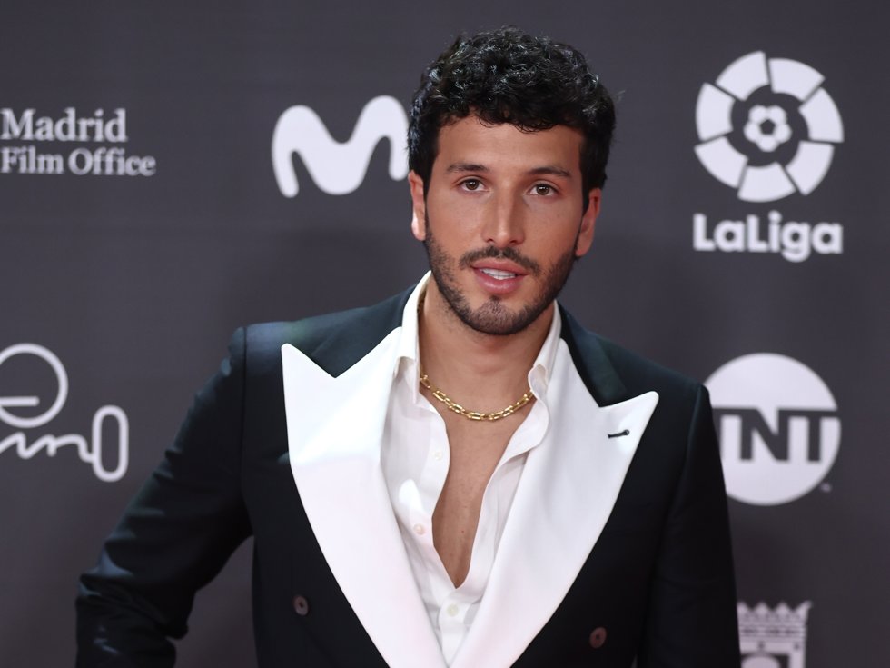 Sebastián Yatra en la alfombra roja de los Premios Platino 2023