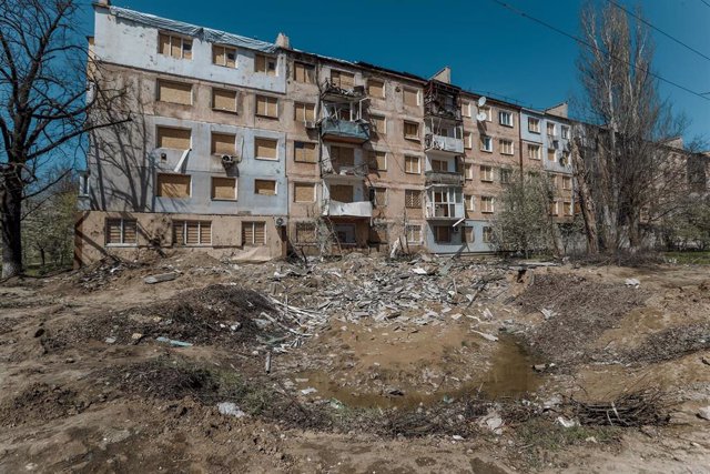 Edificio destruido por un cohete ruso en la ciudad de Jersón, Ucrania