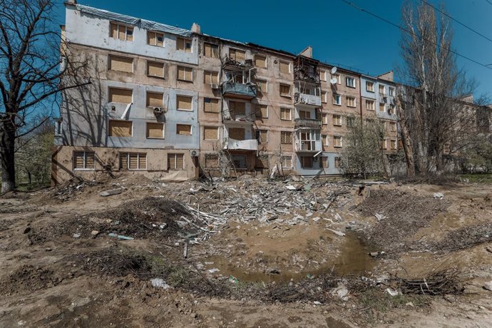 18 April 2023, Ukraine, Kherson: A view of a destroyed building by Russian rocket amid Russia-Ukraine war in Kherson. Photo: Aziz Karimov/SOPA Images via ZUMA Press Wire/dpa