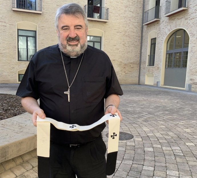 Archivo - El arzobispo de Zaragoza, monseñor Carlos Escribano, con el palio arzobispal.