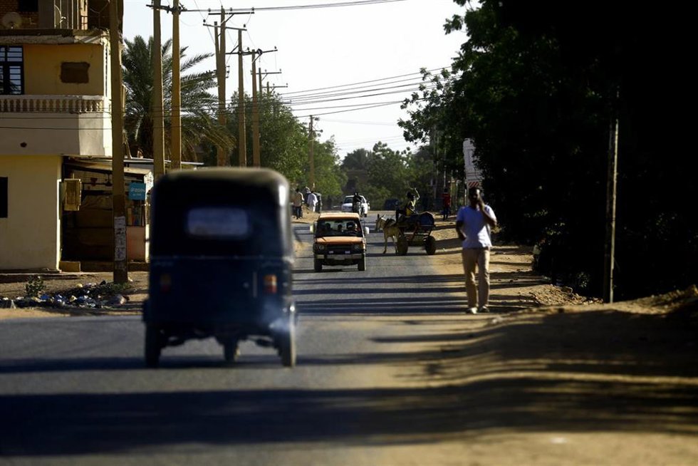 Una calle de la capital de Sudán, Jartum, en el marco de los enfrentamientos entre el Ejército y las paramilitares Fuerzas de Apoyo Rápido (RSF)