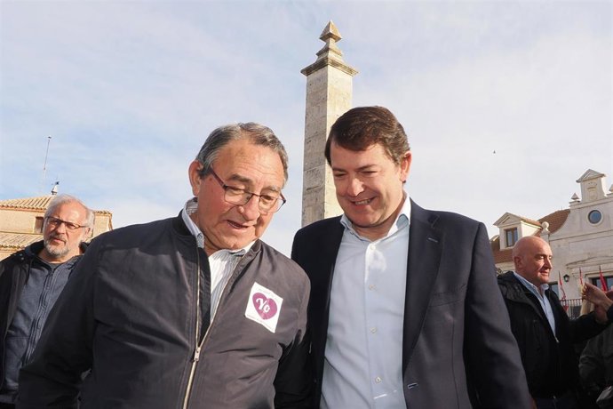 El presidente de la Junta de Castilla y León, Alfonso Fernández Mañueco (PP),  junto al alcalde de Villalar Luis Alonso Laguna.