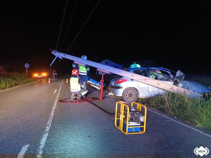 Rescate de un herido en un accidente de tráfico en El Franco