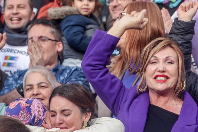 Archivo - La ministra de Igualdad, Irene Montero, celebra con la presidenta de la Federación de la Plataforma Trans, Mar Cambrollé (d), la aprobación de la Ley Trans, a la salida del Congreso de los Diputados, a 22 de diciembre de 2022, en Madrid (Españ